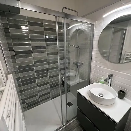 Apartment T2 Climatise Avec Parking Proche - Fr-1-81-631 *